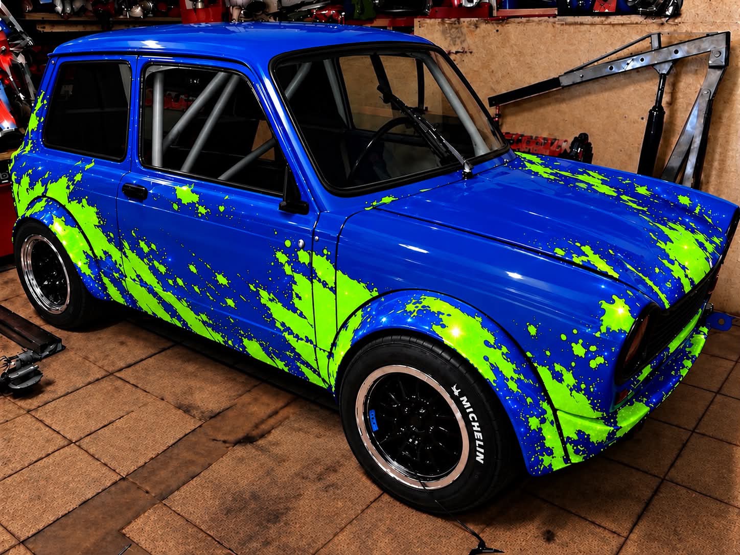 Autobianchi A112 blu con livrea a schizzi fluo realizzata da CarVinyl