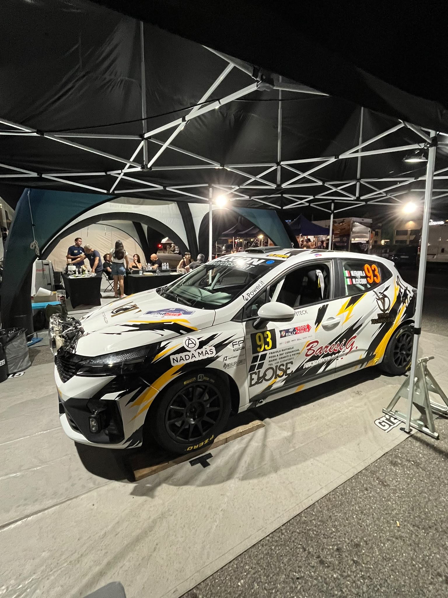 Renault Clio Rally: grafica CarVinyl montata sulla carrozzeria