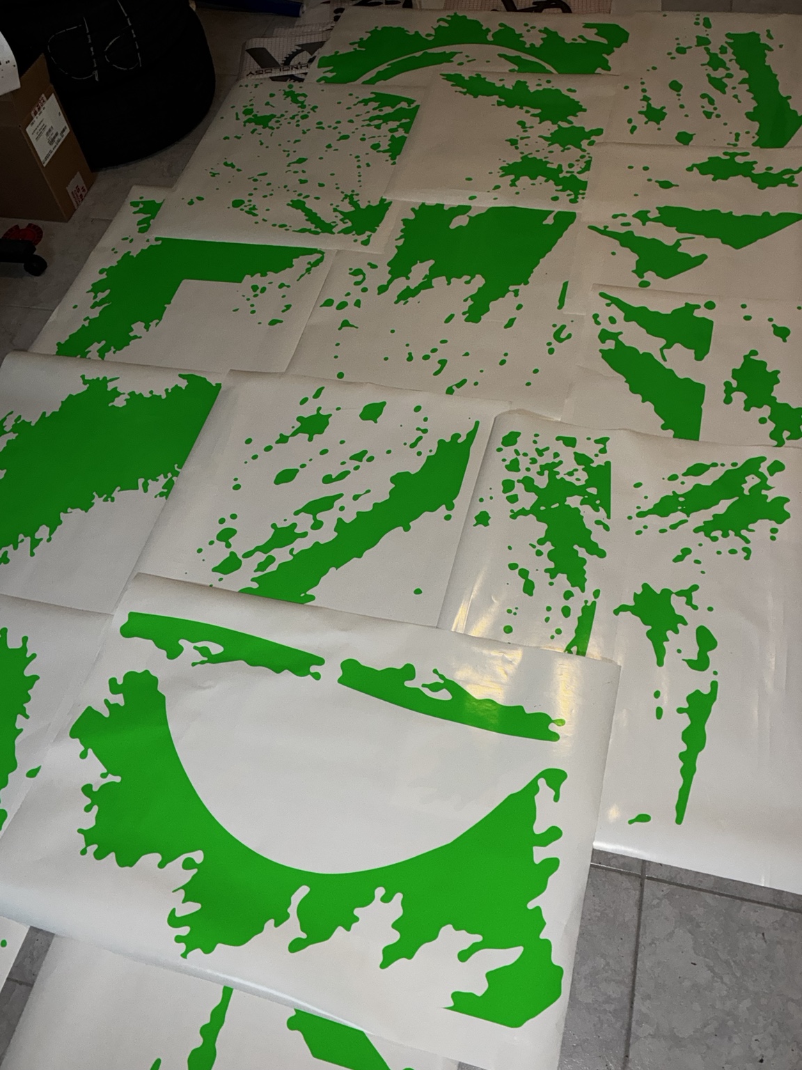 Elementi verdi di una grafica a schizzi, intagliati e preparati sui supporti